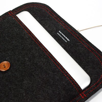 Photo: buzzhouse design Handmade felt cace for MacBook Pro 13 Late2016 Black (Made in Japan)